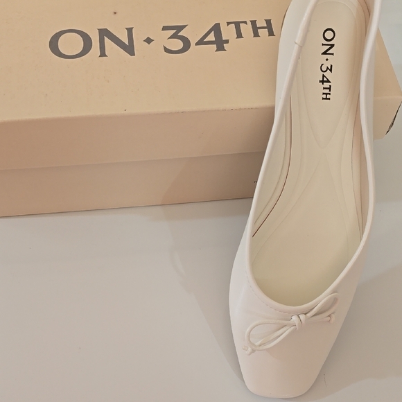 Elegant White Ballet Flats with Pointed Toe and Decorative Bow - Picture 1 of 6
